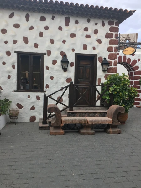 За отелем