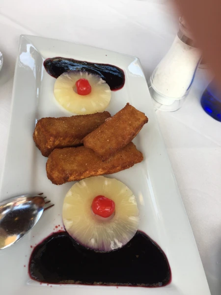 Жареный сыр с черничным джемом
