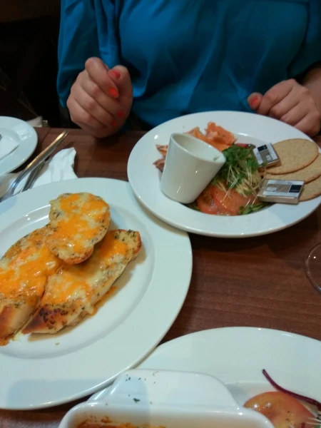 Местный копченый лосось и гренки с сыром и чесноком