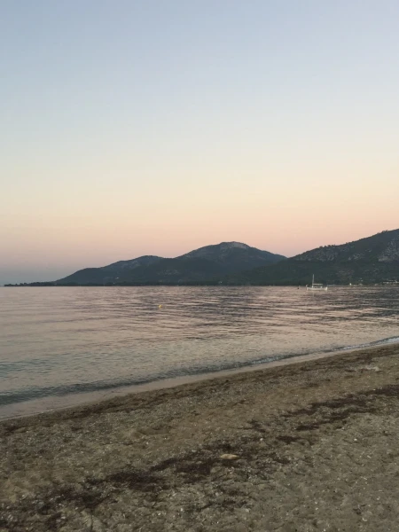 море и горы в районе Скала Рахони