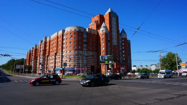 Выходим на Красноармейский проспект. Интересный домик