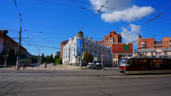ТЦ Утюг на ул. Демонстрации - Провода, правда, изрядно портят вид
