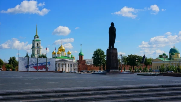 А вот и дедушка Ленин!