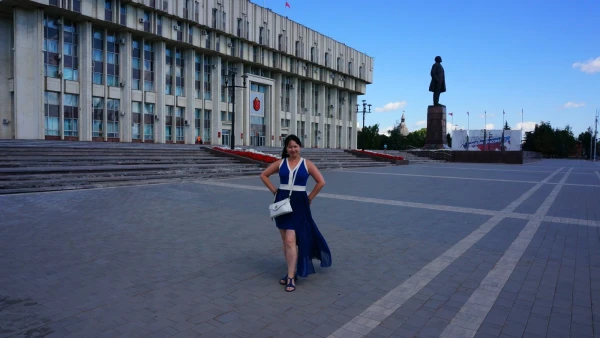 У местного Белого Дома)