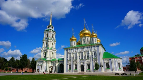 Свято-Успенский собор и его Колокольня с новым золотым шпилем