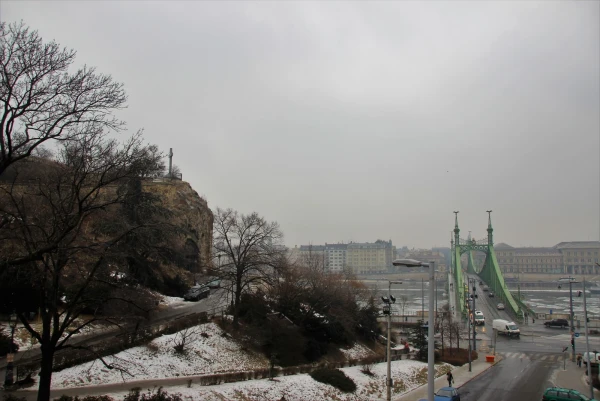 "Danubius Hotel Gellert" 4*. Номер стандарт. Вид с балкона на мост Свободы и гору Геллерт.