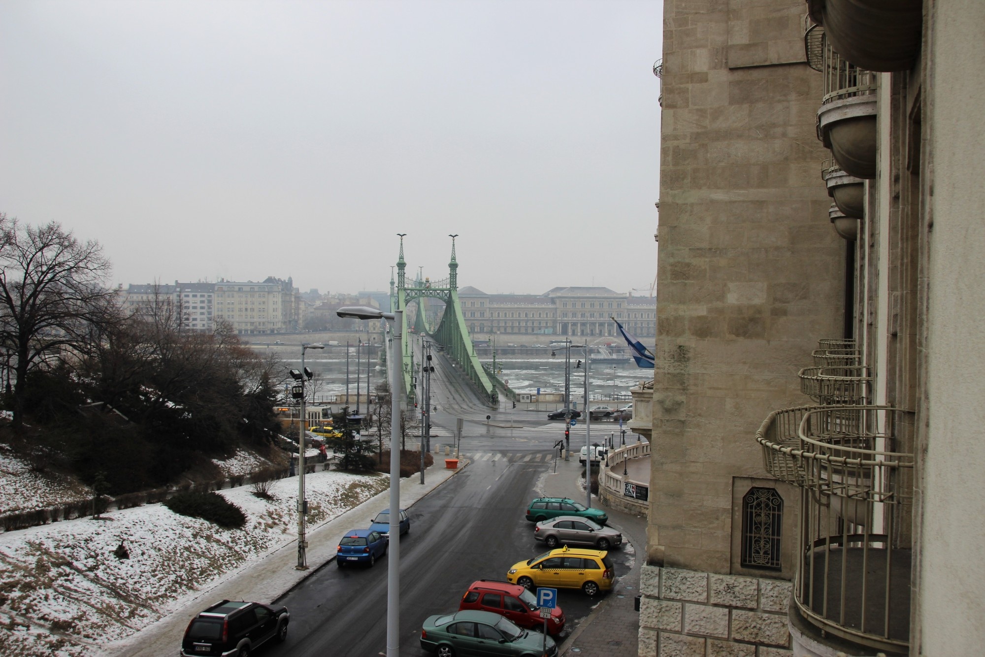 "Danubius Hotel Gellert" 4*. Номер стандарт. Вид с балкона на мост Свободы и гору Геллерт.