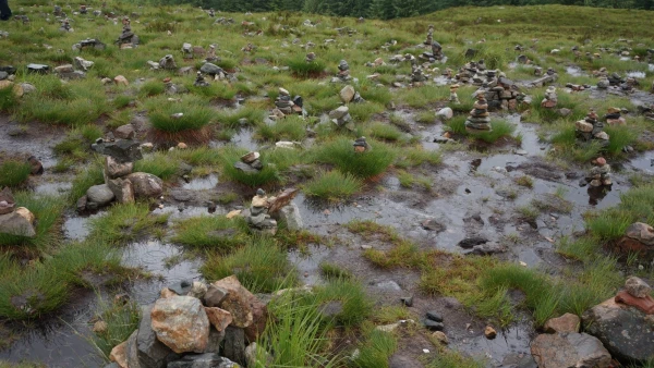 Пирамидки-каирны (cairn), создаваемые в память об усопших друзьях и родствениках