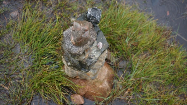 Пирамидки-каирны (cairn), создаваемые в память об усопших друзьях и родствениках - Эту пирамидку создали мы
