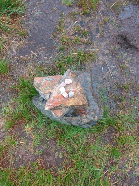 Пирамидки-каирны (cairn), создаваемые в память об усопших друзьях и родствениках