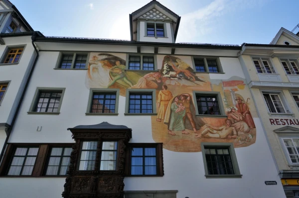 Haus zum Greif (Наверху - изображение грифа, остюда и название дома)