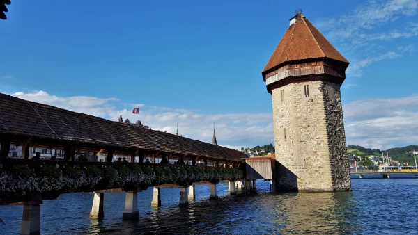 Водонапорная башня моста Wasserturm, которая выполняла разные функции: была дозорной, водонапорной, пожарной вышкой, а также тюрьмой и архивом. Теперь в ней сувенирный магазин