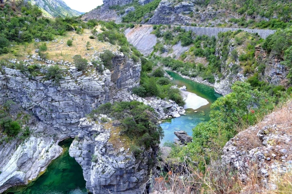 В каньоне реки Морача. По центру тот самый камень "Голова индейца"