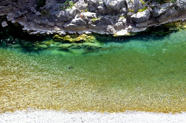 В каньоне реки Морача. Водичка нереально изумрудная! Глаз не оторвать!