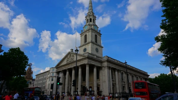 Церковь святого Мартина «в полях» (англ. St Martin-in-the-Fields) — самая известная приходская церковь в Лондоне. Её прихожанами являются обитатели Букингемского дворца, в том числе и королевская семья
