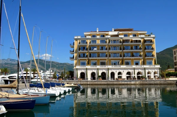 В Порто Монтенегро. Пятизвездочный отель Regent Porto Montenegro.