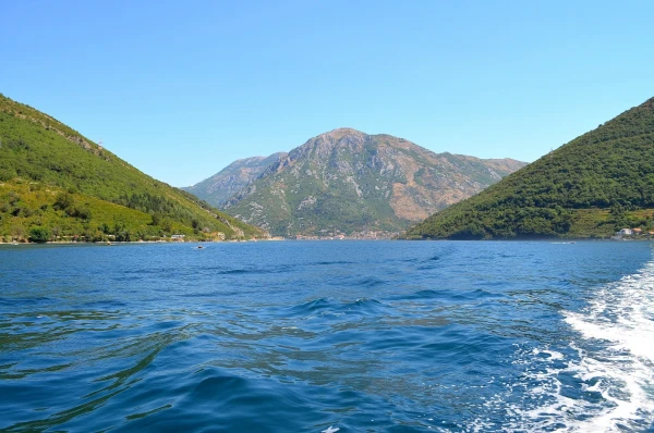 Пересекаем на пароме Которскую бухту