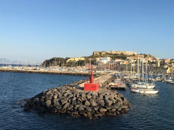 Промежуточная остановка м/у Неаполем и о. Искья - остров Прочида (Procida). Это самый маленький из островов Неаполитанского залива. До 1986 г о-ов служил тюрьмой для особо опасных преступников