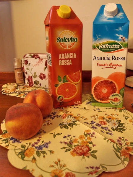 Первым делом в Италии запасаюсь соком из красных апельсинов. А уж на Сицилии сам бог велел! Персики, кстати, были просто восхитительные. Дома теперь есть не могу... Даже самые дорогие(((