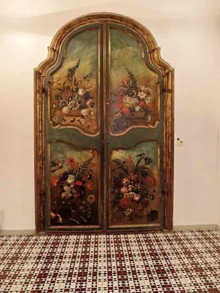 Среди экспонатов и такая вот старинная дверь
