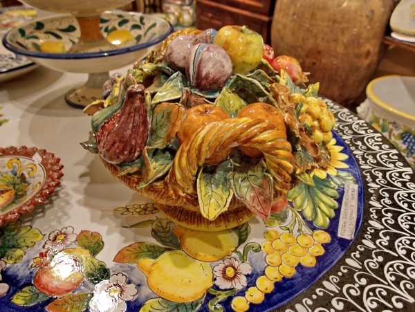 Вот корзиночку точно хочется купить...