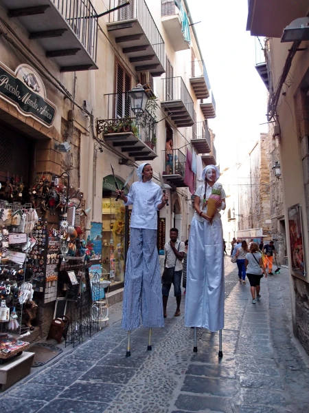 А в Чефалу сегодня праздник - фестиваль уличной еды!