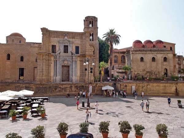 Пьяцца Беллини. Chiesa San Cataldo и chiesa Santa Maria dell’Ammiraglio