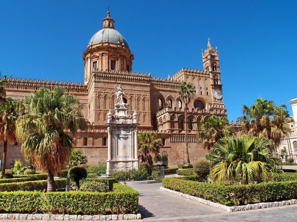 На площади перед Дуомо разбит небольшой садик и здесь, надНа площади перед Собором разбит небольшой садик.   Все дорожки сходятся к фонтану и статуе Святой Розалии