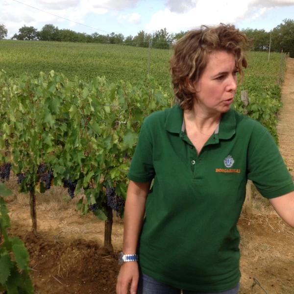 Управляющая винодельни проводит экскурсию и дегустацию вина NOBILE DI MONTEPULCIANO