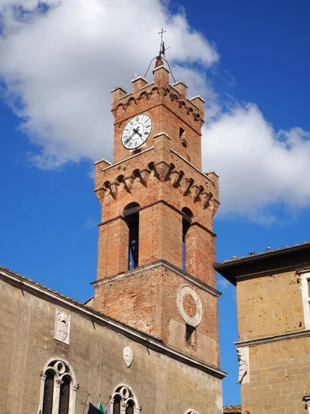 Кирпичная колокольня на Palazzo Comunale
