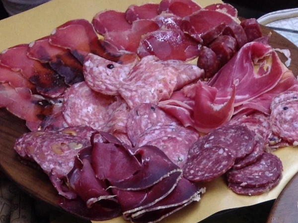 Вяленое мясо дикого кабанчика, оленина , колбаса из косули с орехами и пр. вкусняшки из Сан-Джиминьяно
