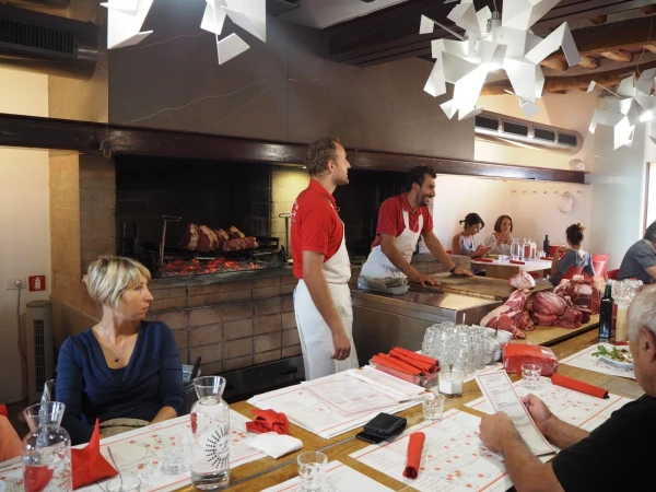 В ресторанчике известного мясника Дарио Чеккини " OFFICINA DELLA BISTECCA"