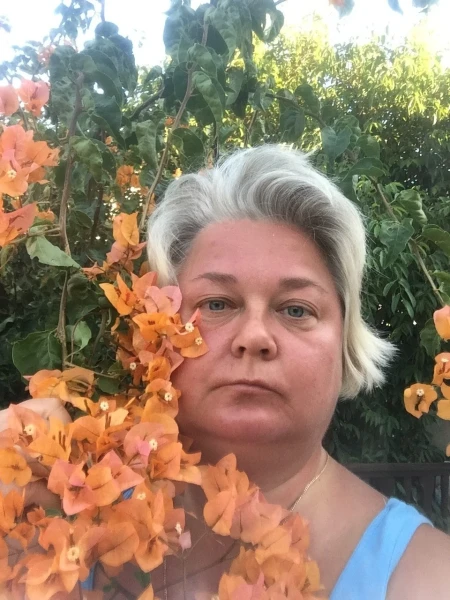 влезла в бугенвилию на своей веранде