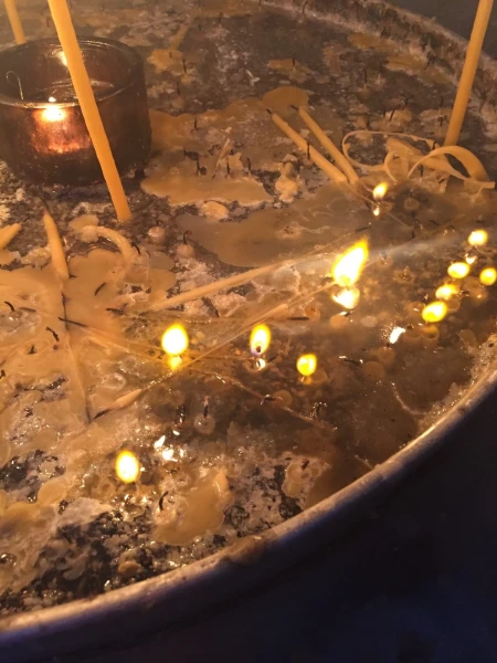 так греки ставят свечи. Прямо в воду