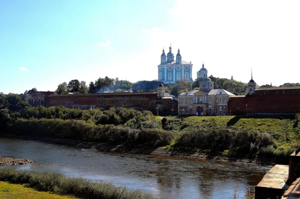 Вид на Свято-успенский Кафедральный Собор Пресвятой Богородицы и надвратный Храм Смоленской иконы Божией Матери «Одигитрия» 18 века