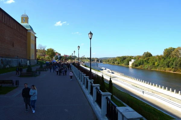 Набережная Днепра и вид на бывшую башню "Пятницкие водяные ворота"