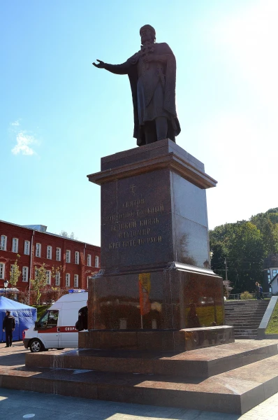 Памятник святому равноапостольному князю Владимиру на набережной Днепра