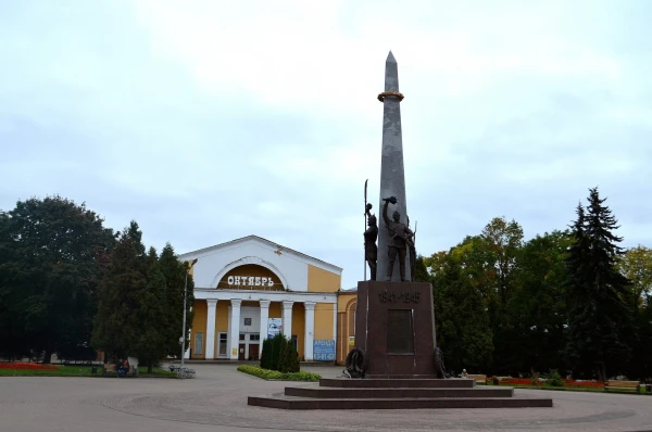 На площади Победы. Кинотеатр "Октябрь" и памятниквоинам, защитникам и освободителям Смоленска  