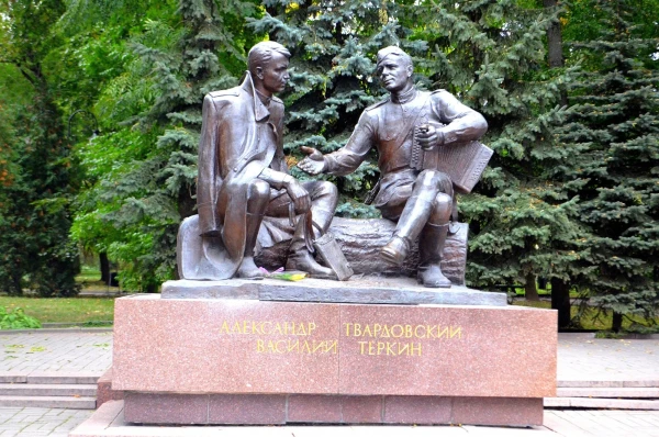 Площадь Победы. Памятник Александру Твардовскому и Василию Теркину