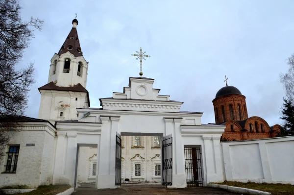 Храм Петра и Павла 12 в. и храм Святой Варвары