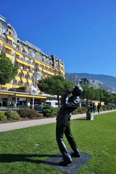 Возле отеля "Montreux Palace" скульптуры знаменитых джазовых музыкантов и писателя Набокова