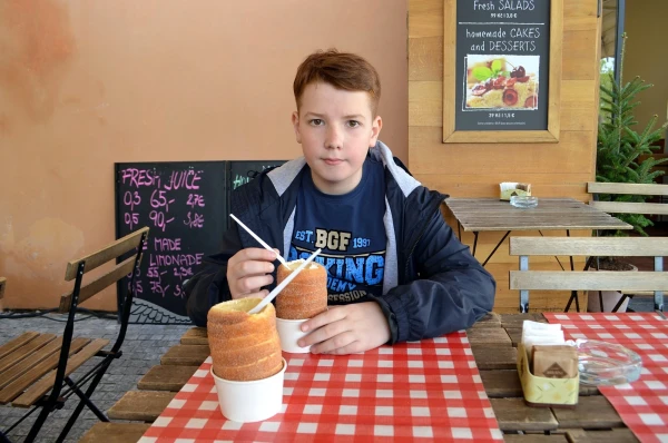 В уличной кафешке