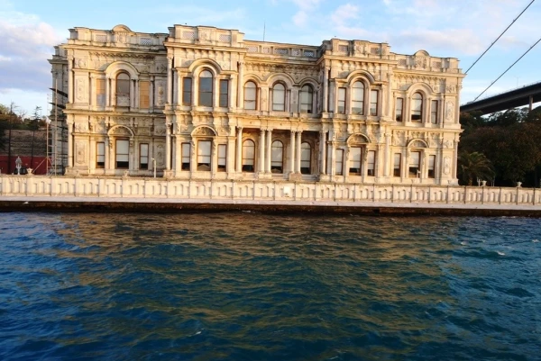 Дворец Бейлербей