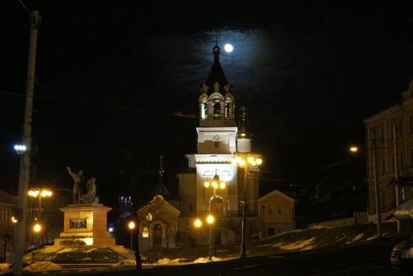 Храм Рождества Иоанна Предтечи и памятник Минину и Пожарскому