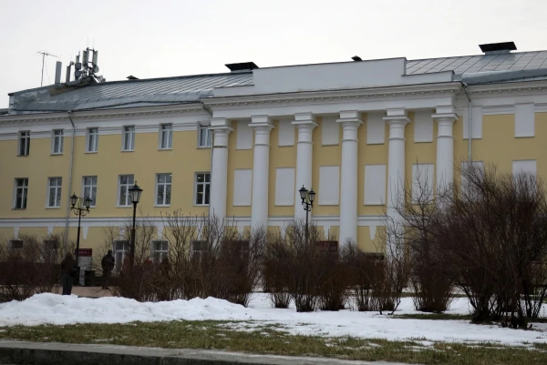 Интересное такое здание, часть окон замурована