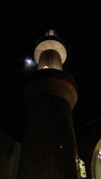 Мечеть Masjid Al-Noor: в 30-ти метрах от нашего отеля...