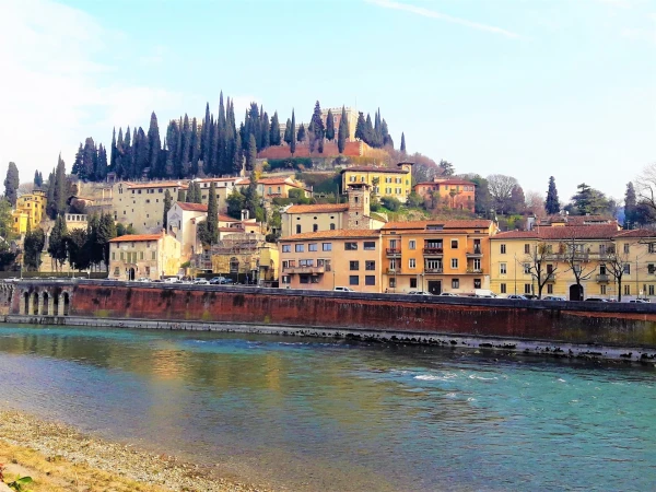 Castel San Pitro на вершине холма