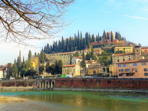 Castel San Pitro на вершине холма
