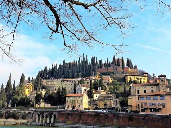 Castel San Pitro на вершине холма