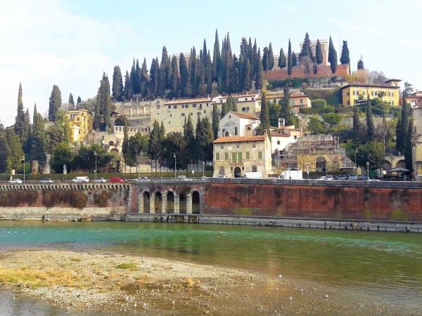 Castel San Pitro на вершине холма